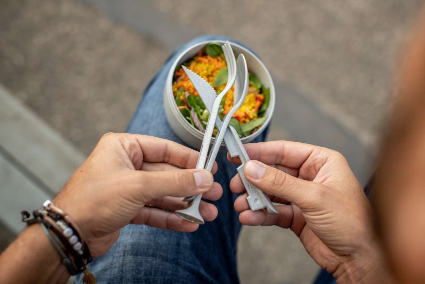 Reisbestek, Bestekset van 3 Stuks, Mes, Vork, Lepel, Natuur Zand Beige, Organic Bio-Circular - Koziol | Klikk Pocket