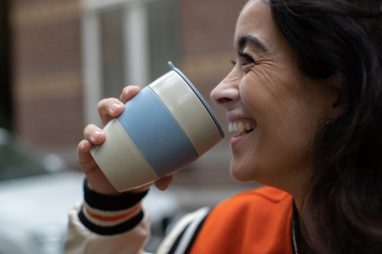 Herbruikbare Koffiebeker, 0.4 L, Natuur Bloemen Blauw, Organic Bio-Circular - Koziol | Aroma To Go 2.0