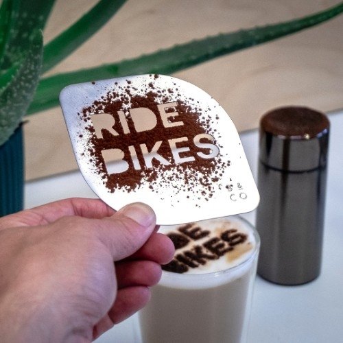 Cacao Sjabloon 'Ride Bikes'. Zilver - Barista & Co