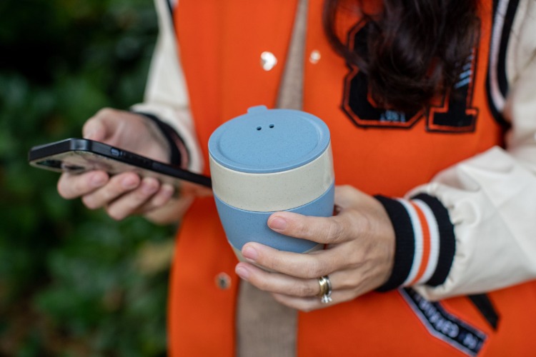 Herbruikbare Koffiebeker, 0.4 L, Natuur Bloemen Blauw, Organic Bio-Circular - Koziol | Aroma To Go 2.0