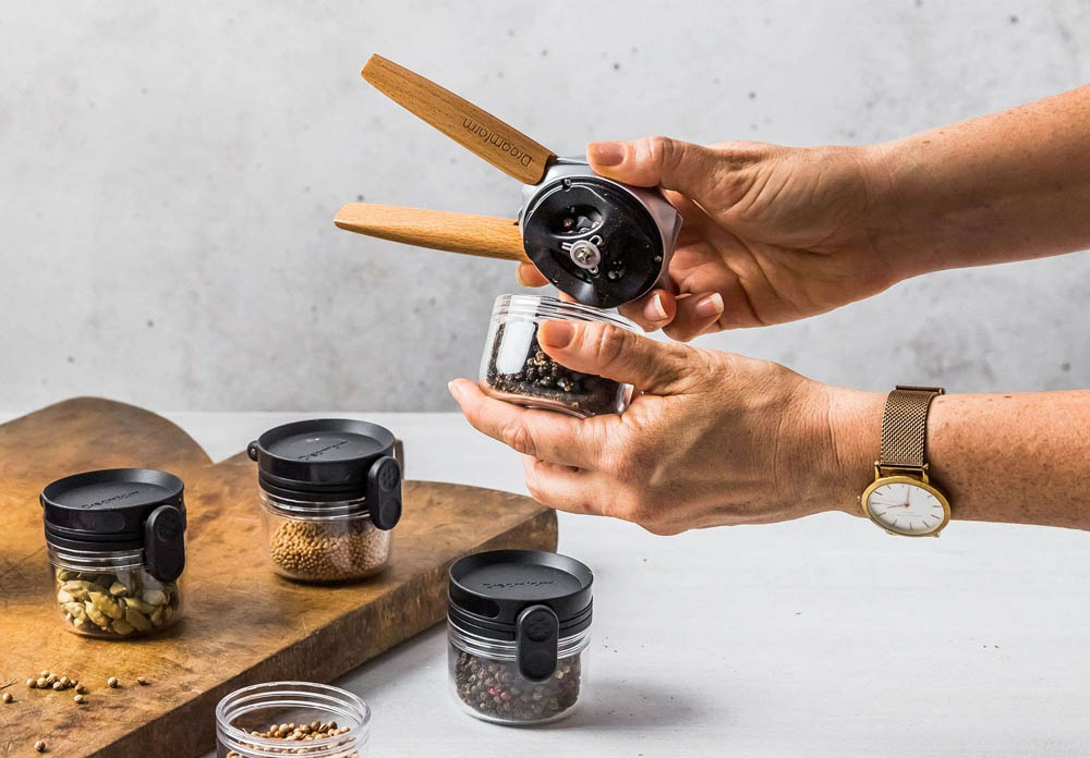 Kruidenmolen Ortwo, Bruin - 17,2cm - Zink - Instelbaar - Ergonomisch - Peper, zout en Kruiden | Dreamfarm