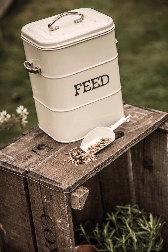 Voerbus met metalen schep - Vintage - Nostaligsche voercontainer - Voeropslag - Staal - KitchenCraft | Living Nostalgia