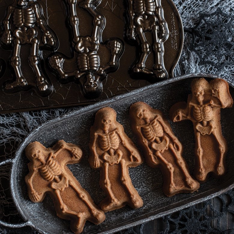 Bakvorm "Spooky Skeleton Cakelet Pan" - Nordic Ware | Fall Harvest Bronze