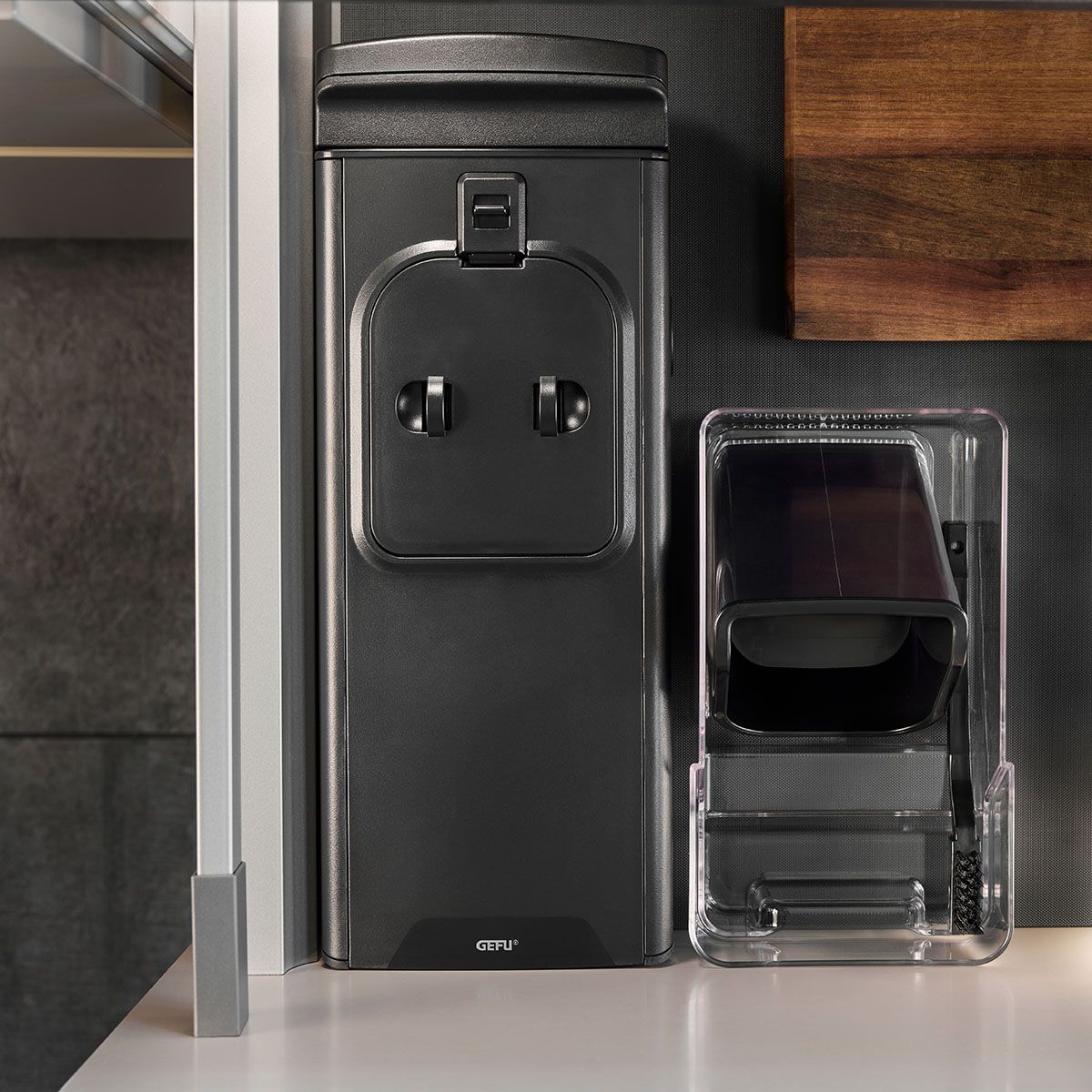 Mandoline, Veilige Aardappel & Groentesnijder, Instelbaar, Plakken & Julienne, Antislip, Inclusief Opvangbak, Zwart, RVS, Kunststof - GEFU | STANDO XL