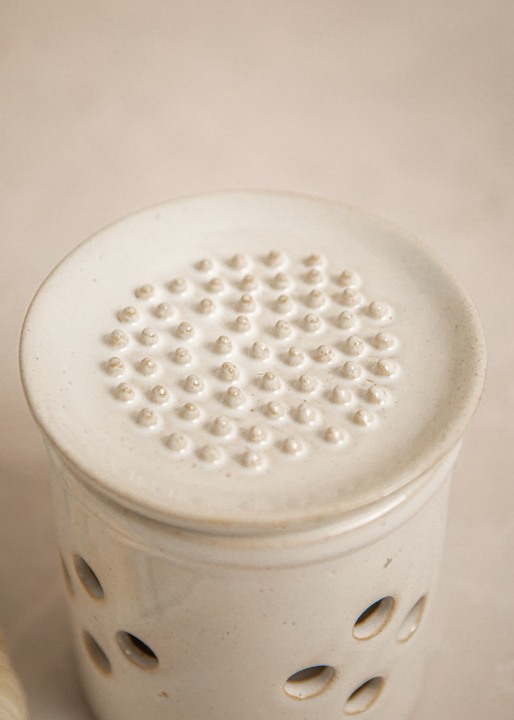 KitchenCraft Idilica Stoneware 10cm Garlic Store and Grater, Sleeved