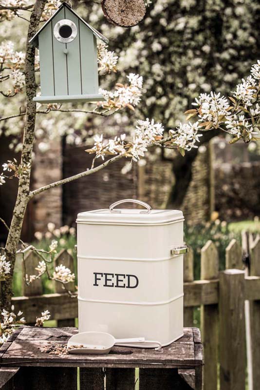 Voerbus met metalen schep - Vintage - Nostaligsche voercontainer - Voeropslag - Staal - KitchenCraft | Living Nostalgia