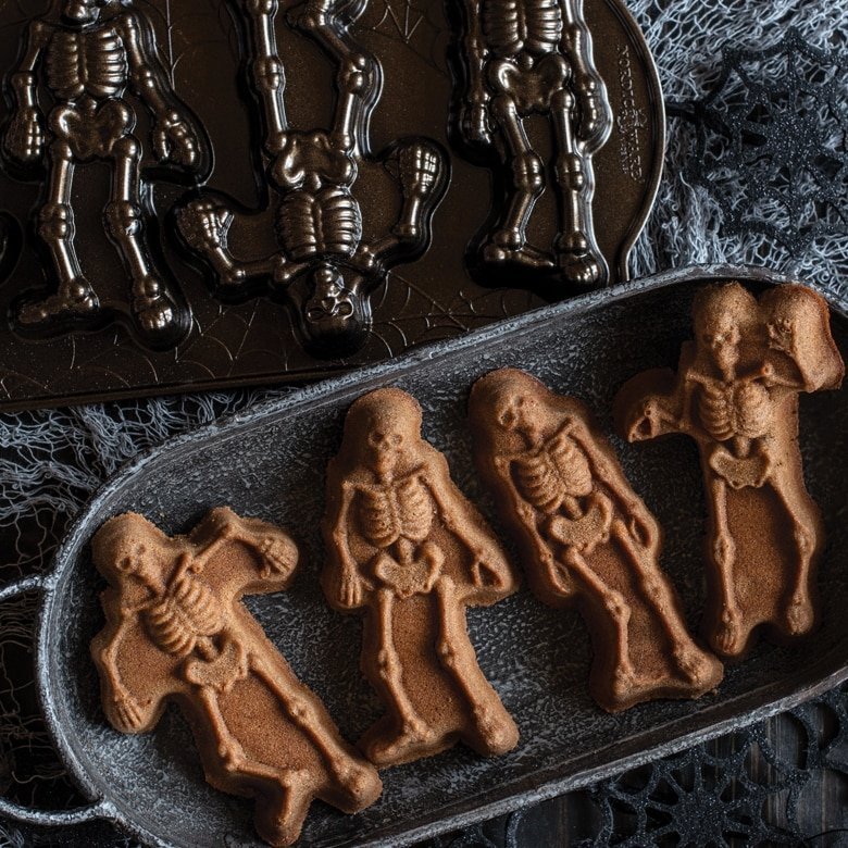 Bakvorm "Spooky Skeleton Cakelet Pan" - Nordic Ware | Fall Harvest Bronze